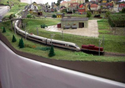 5 Uhr Zug 005 - Modellbahnfreunde Niederoderwitz e.V.